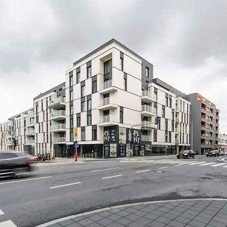 Henry's Appt With A Private 414 - Shared Kitchen