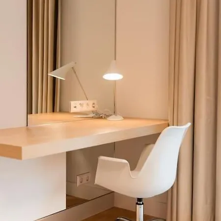 Henry's Appt With A Private 414 - Shared Kitchen