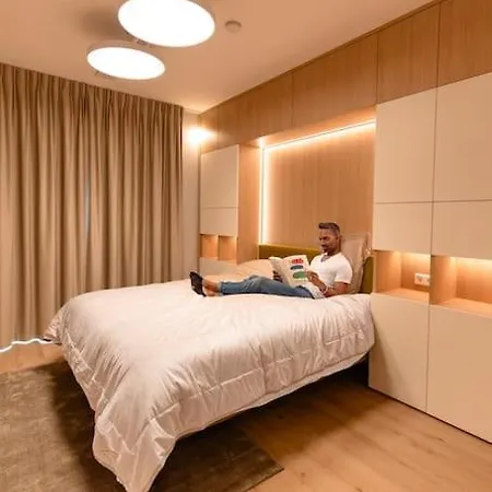 Henry's Appt With A Private 414 - Shared Kitchen