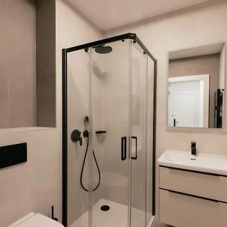 Henry's Appt With A Private 414 - Shared Kitchen