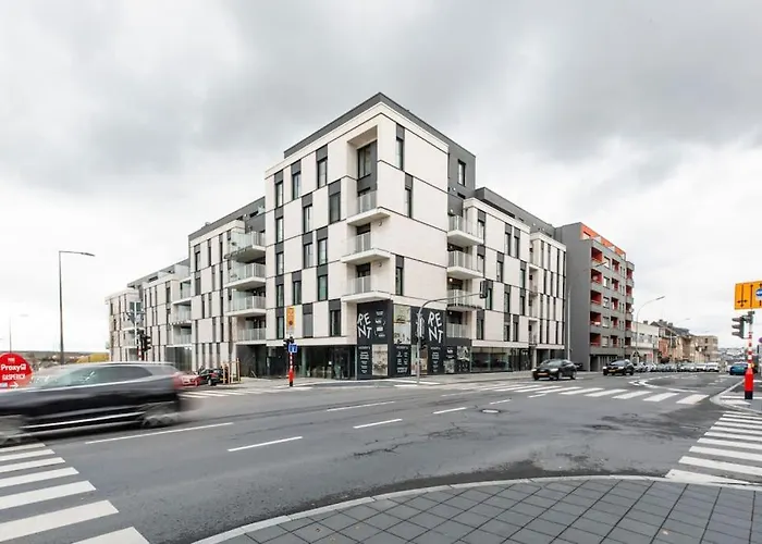 Henry's Appt With A Private 414 - Shared Kitchen