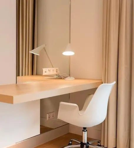 Henry's Appt With A Private 414 - Shared Kitchen