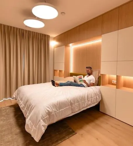 Henry's Appt With A Private 414 - Shared Kitchen