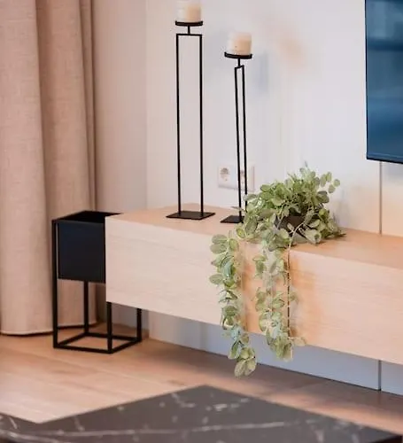 Henry's Appt With A Private 414 - Shared Kitchen