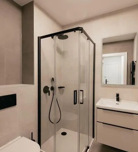 Henry's Appt With A Private 414 - Shared Kitchen