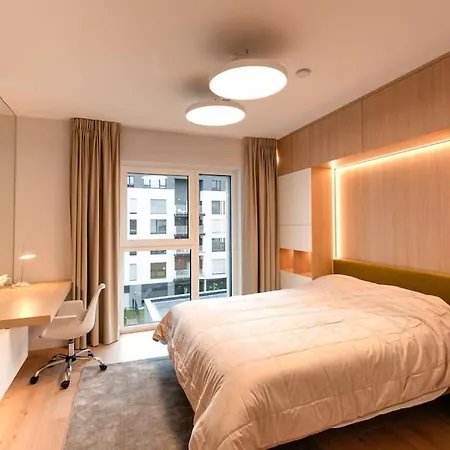 Henry's Appt With A Private 414 - Shared Kitchen